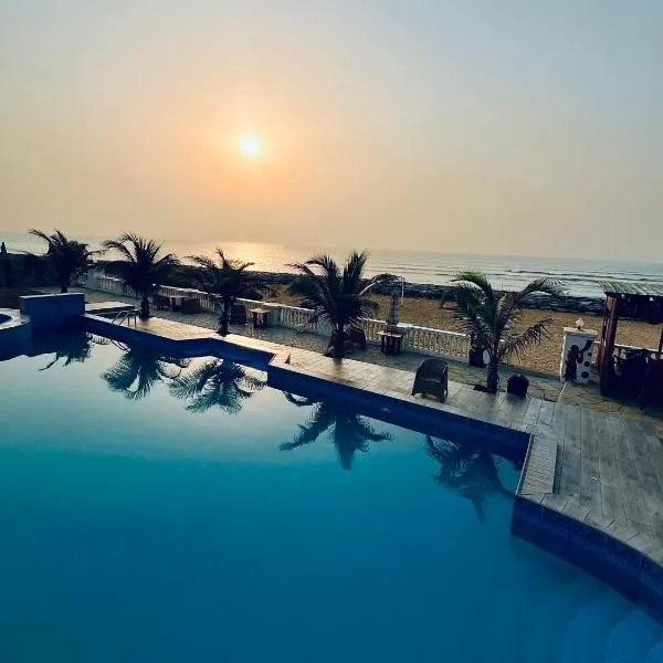 Coconut Pointe Villa & Beach Resort，位于Prampram的酒店