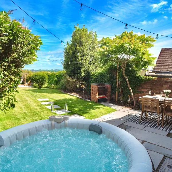 Stylish 2 Bedroom Cottage With Hot Tub And Parking，位于布由德利的酒店
