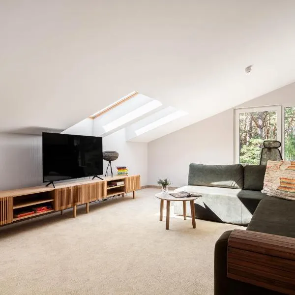 Forest & Waves - Luxury Seaside Retreat with Pool, 90m to the Beach & Pro Workstations，位于卢克钦的酒店