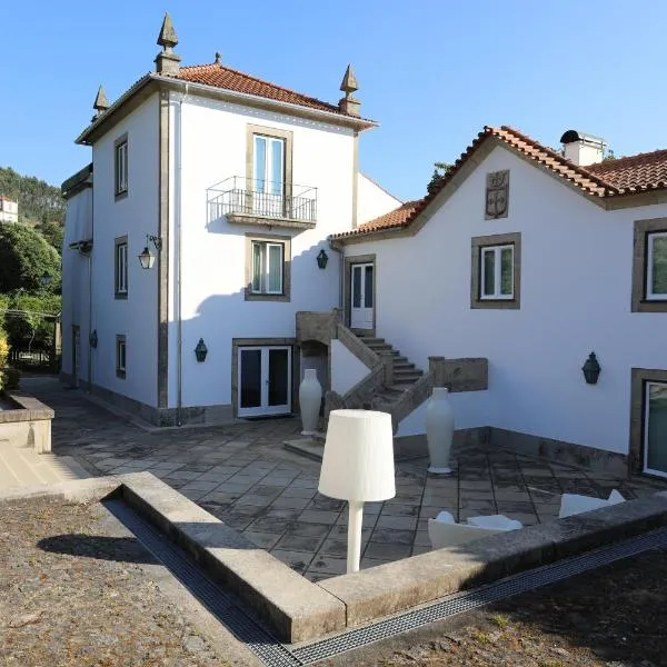 Casa dos Macieis - Entire Main House, Entire Guesthouse or Separate Wing of Main House - Camino Santiago direct access & Optional Agritourism，位于Facha的酒店