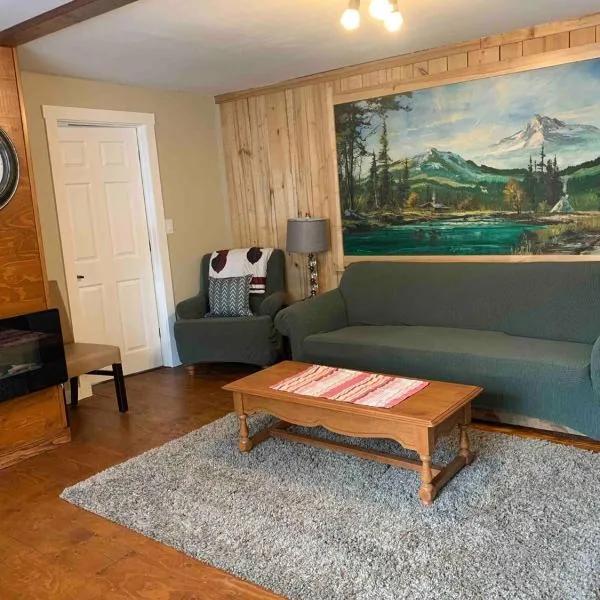 Uncle Bills Cabin Entire home 6 min south of town，位于戈尔登的酒店