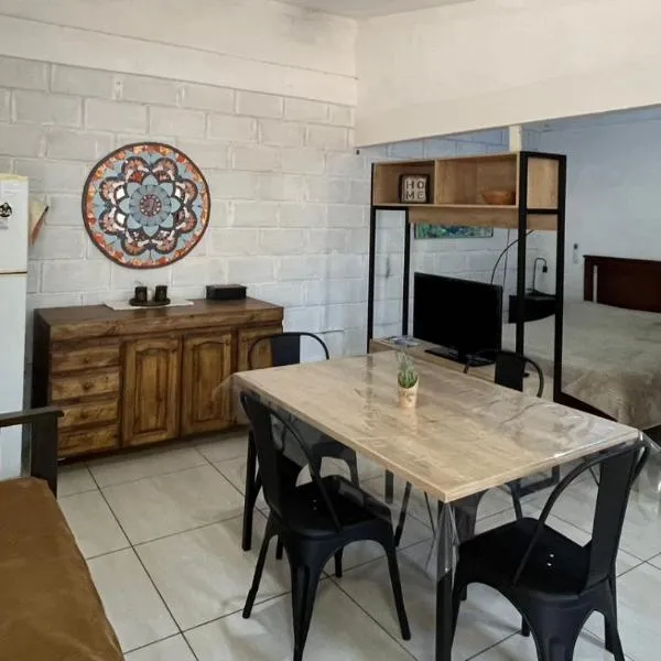 Acogedor familiar y agradable monoambiente. C/est.，位于圣地亚哥-德尔埃斯特罗的酒店