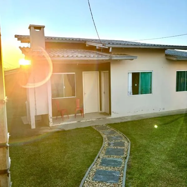 Casa próxima ao shopping Lages e a festa do pinhão，位于拉热斯的酒店