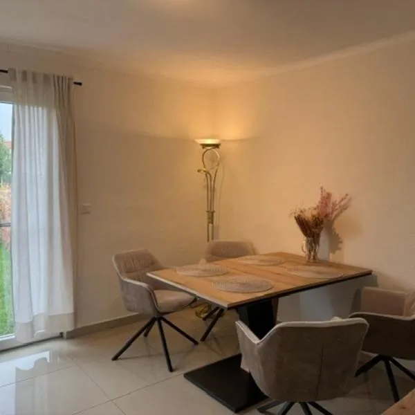 Moderne Erdgeschosswohnung und eigenem Garten für bis zu 4 Personen，位于凯奇的酒店