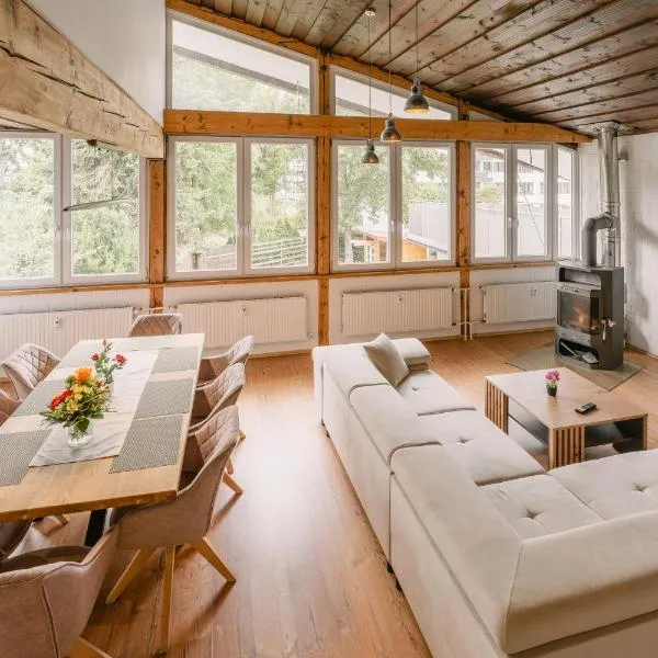Exklusive große Ferienwohnung für 7 Personen, Parkplatz, Balkon, 3 Schlafzimmer，位于拜罗伊特的酒店