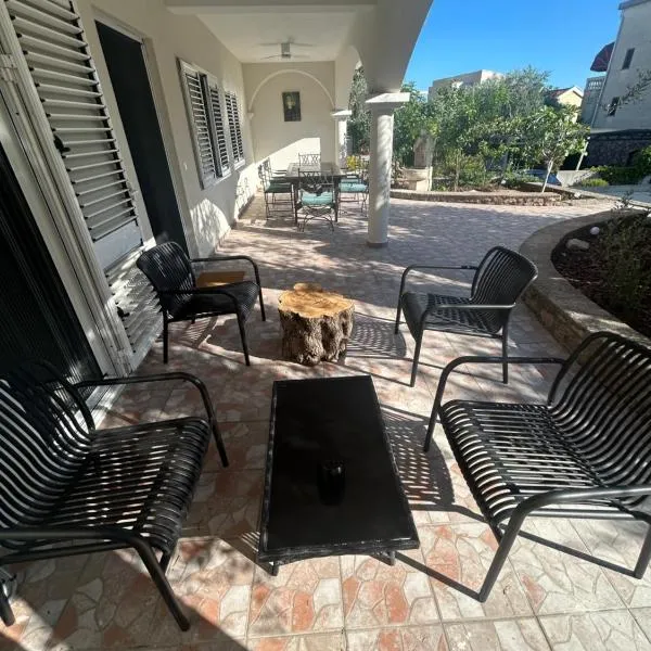 Private Patio Przno Steps to Beach 2 Bedroom 2 Parkings BBQ Villa Olive，位于斯韦蒂·斯特凡的酒店