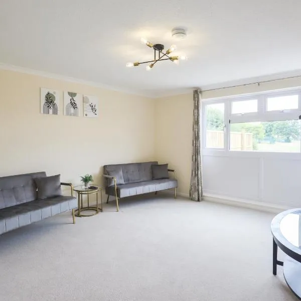 SALE 3 bed House CALNE SLEEPS 6 pet-friendly，位于卡恩的酒店