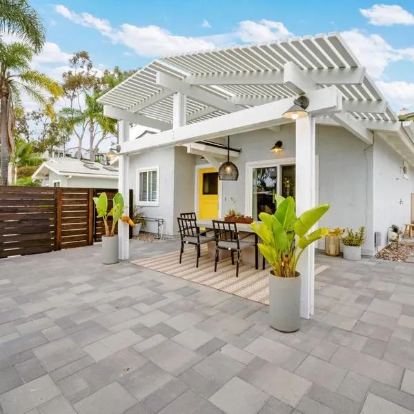Yellow Door Beach House close to Moonlight Beach and LEGO Land，位于恩西尼塔斯的酒店