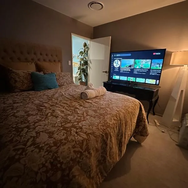 BEBE Self-contained Granny Flat with Own Access，位于奥克兰的酒店