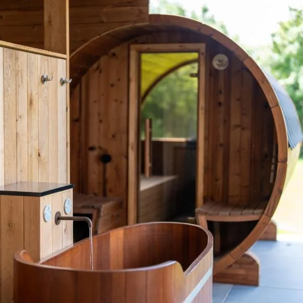 Wellness Villas with sauna, outdoor bath and shower, Parc Maasresidence Thorn，位于托尔恩的酒店