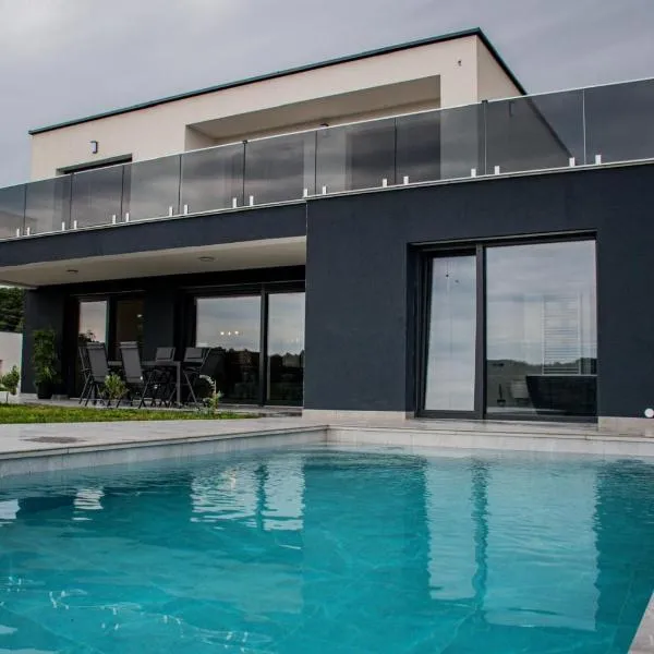 Vila Altura- Luxury Hiltop Retreat with Panoramic View & Teracce，位于罗加斯卡斯拉提纳的酒店