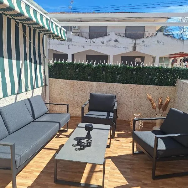 Mysigt boende endast 200m till Stranden，位于圣波拉的酒店