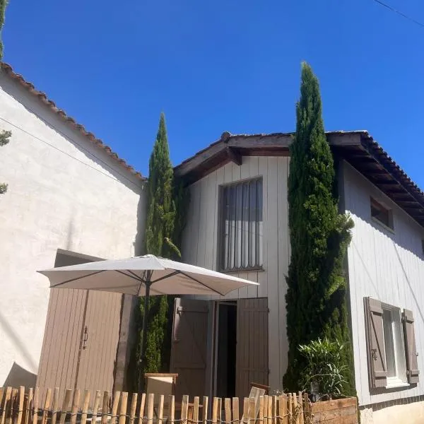 Chalet bois avec terrasse dans le Sauternais，位于Illats的酒店