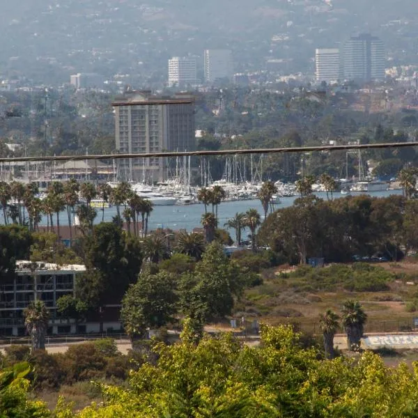 Overlooking Marina del Rey sailboats, is Green Ginger Playa Del Rey on the bluff,，位于洛杉矶的酒店