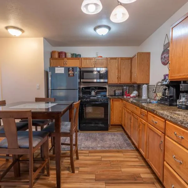 Birch Creek #1 - 1BR/1BA - Down Canyon，位于六月湖的酒店