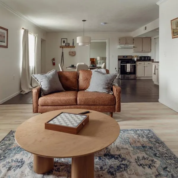 Huge, One Bedroom Apartment with Balcony，位于Conneaut Lake的酒店