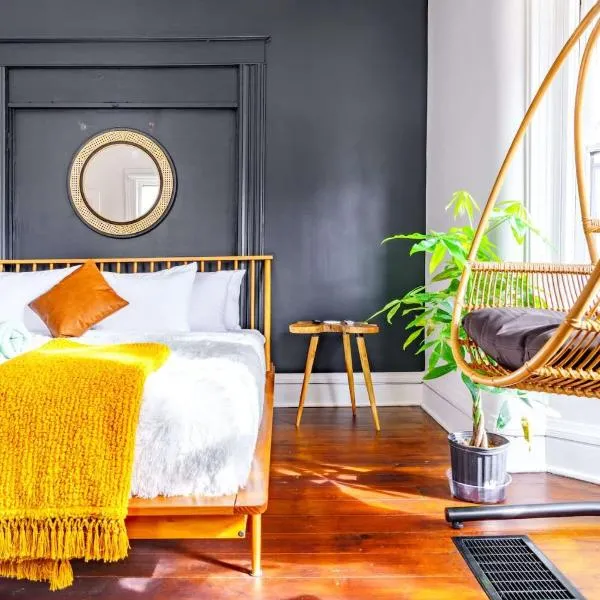 Jungle House Chillicothe Sleeps 12 Downtown Ohio Free Parking - Walk to Historic District - 3BR Luxury Home - Pet Friendly - King Beds - Over 5,800 Five Star Stays，位于奇利科西的酒店