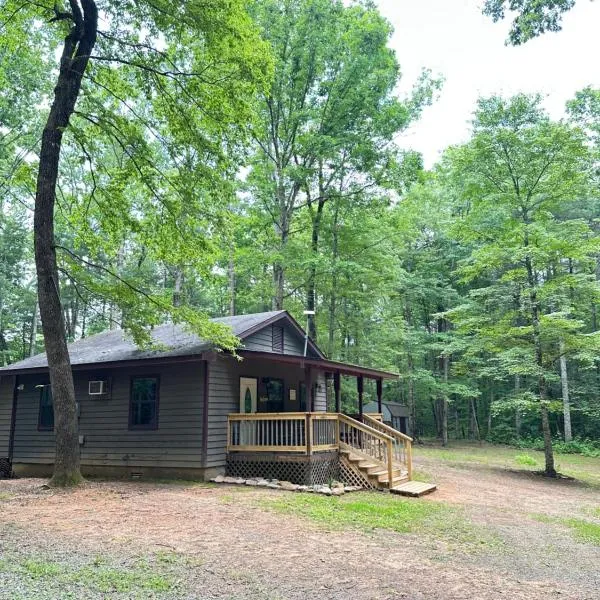 Peaceful, cozy cabin in the woods，位于墨菲的酒店