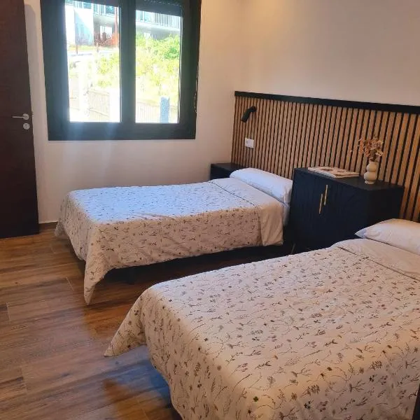 Albergue CAROI HOSTEL & ROOMS Armenteira，位于Armentera的酒店