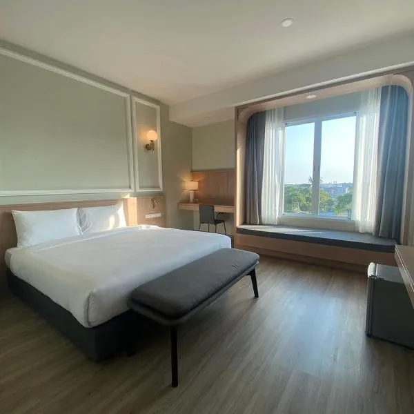 Mayflower Grande Suite Hotel，位于彭世洛的酒店