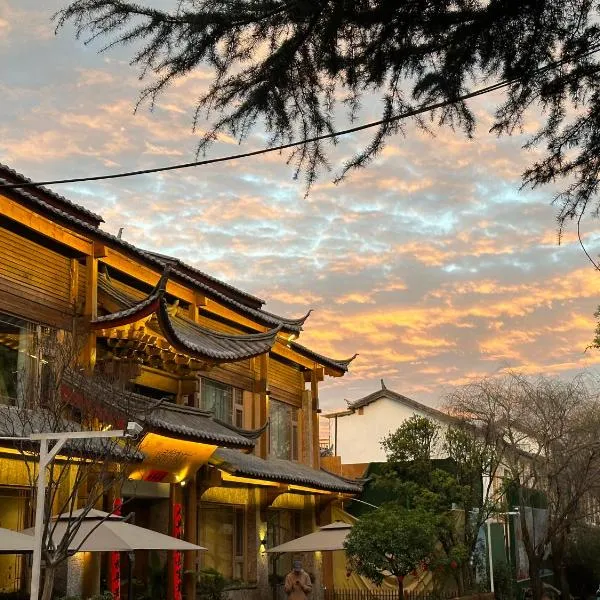 Designer Bed and Breakfast Under the Green Trees，位于丽江的酒店