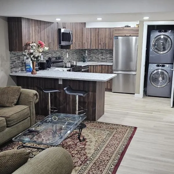 Cozy and Affordable Apartment - Guesthouse South West Airdrie，位于艾尔德里的酒店