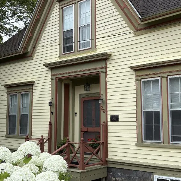 Downtown Digby-Harborview Heritage House 1838-King Suite，位于迪格比的酒店