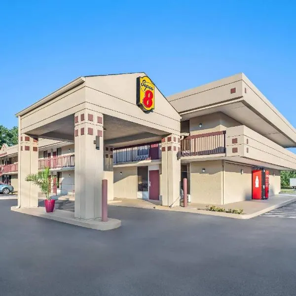 速8商业酒店，位于科默斯的酒店