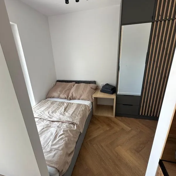 Nowa Apartmenty - parking lotniskowy，位于Palędzie的酒店