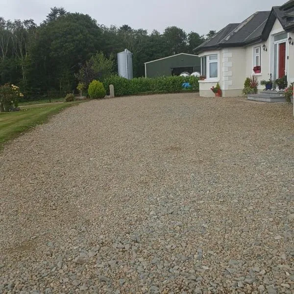 Modern Countryside apartment Killmallock Lodge，位于恩尼斯科西的酒店
