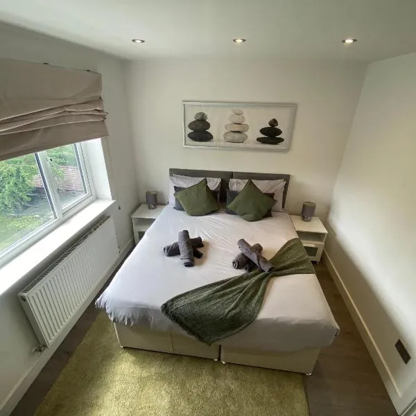 Quiet North London - 2 x Double Bedrooms - Close to Station and 20mins Central London，位于Totteridge的酒店