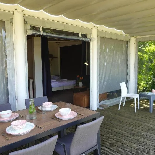 Safaritent glamping tent nabij Sint Maartenszee，位于Sint Maartensvlotbrug的酒店