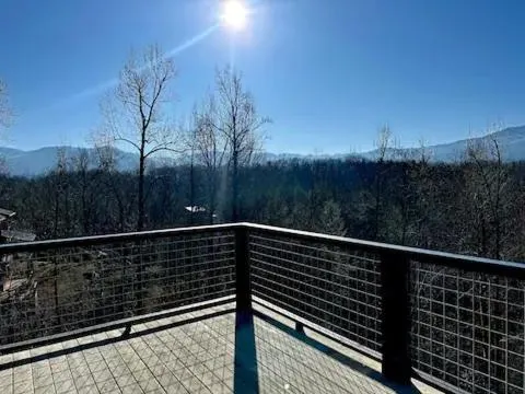Seven Bears in the Woods -Modern-Luxury-Cabin--Hot Tub-Game Room，位于赛维尔维尔的酒店