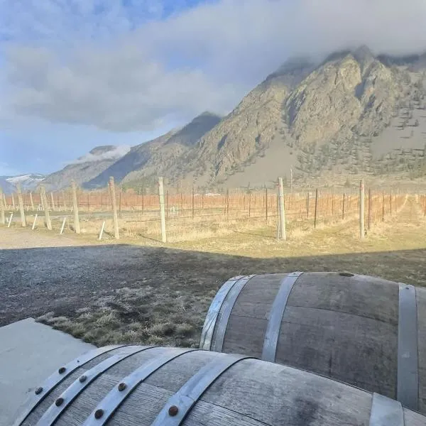Bold Reserve Herrera Vineyard Estate Home,位于Keremeos的酒店