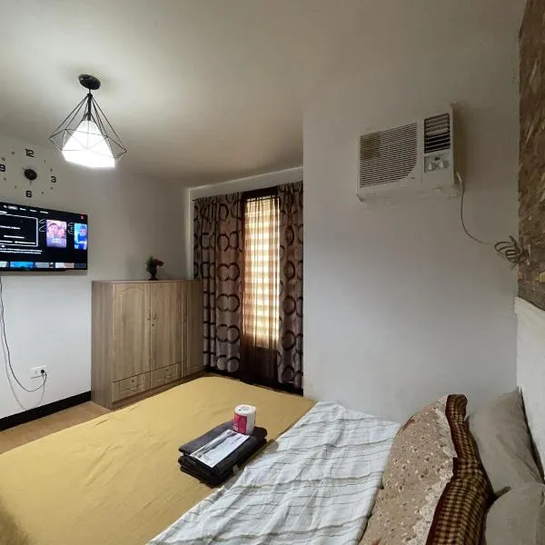 Tiffany's Staycation Unit 102，位于伊穆斯的酒店