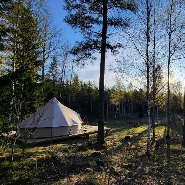 Luxe tent met uitzicht op het bos en met Sauna en hottub，位于Hammarn的酒店