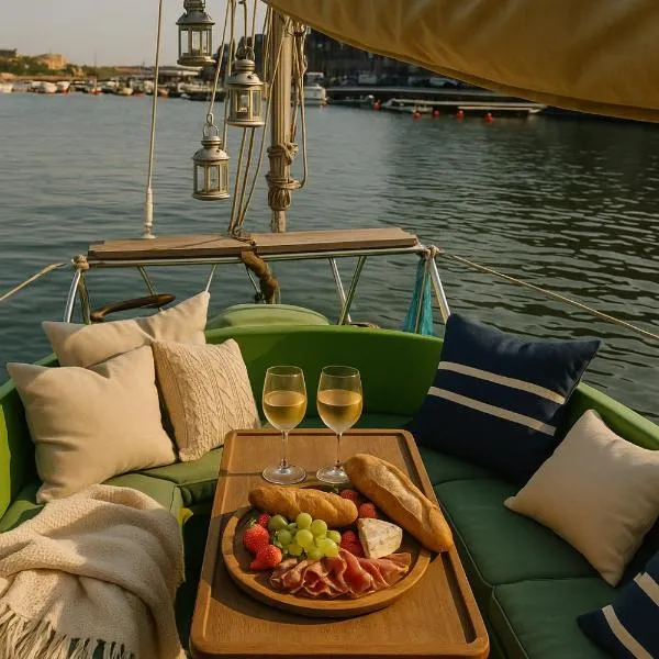 Glamping on small, old boat in Karlskrona，位于卡尔斯克鲁纳的酒店