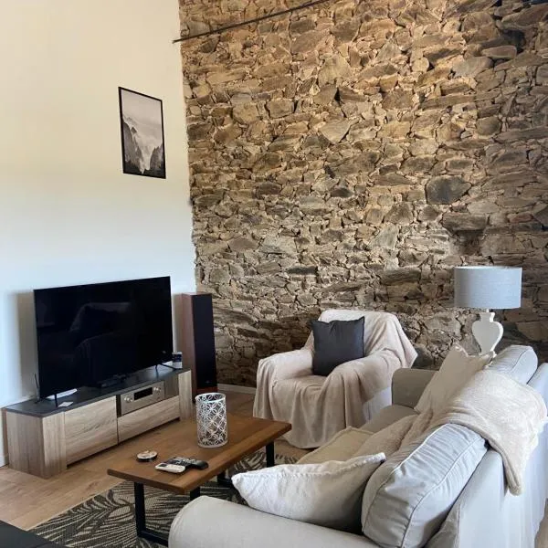 « La Crécerelle » spacieux gîte contemporain entre Tarn et Aveyron，位于Sainte-Gemme的酒店