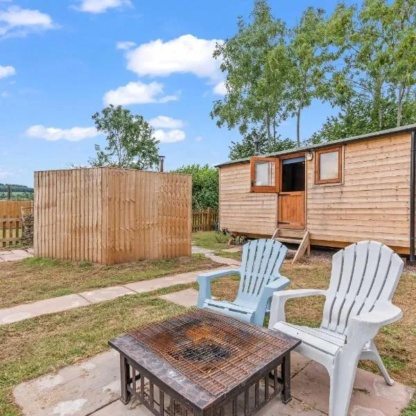 Unplug & Reconnect, Romantic Retreat with Hot Tub，位于Yarpole的酒店