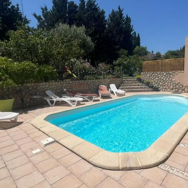 Appartement Climatisé T3 Piscine et Parking，位于Pennautier的酒店