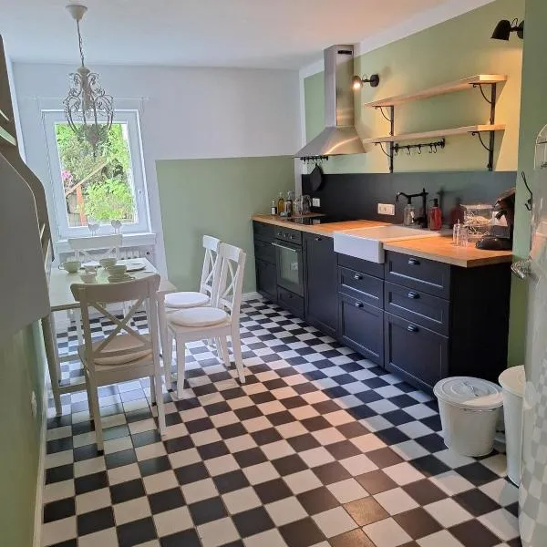 Wohnen am Waldrand, zentral und ruhig mit Terasse，位于锡根的酒店