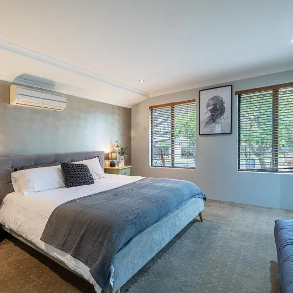 Perth Airport Stay 5BR House with 6 Beds &Parking，位于珀斯的酒店