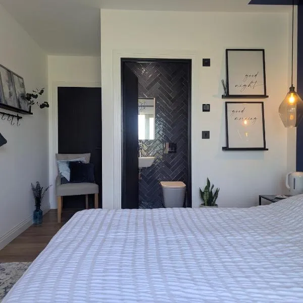 Up Shed - Modern Countryside King-size Ensuite With Own Access，位于布拉德沃斯的酒店