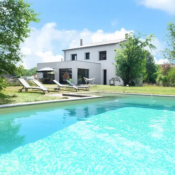 Villa à Castres, Maison 10 personnes avec piscine privée, jardin et 5 chambres，位于卡斯特尔的酒店
