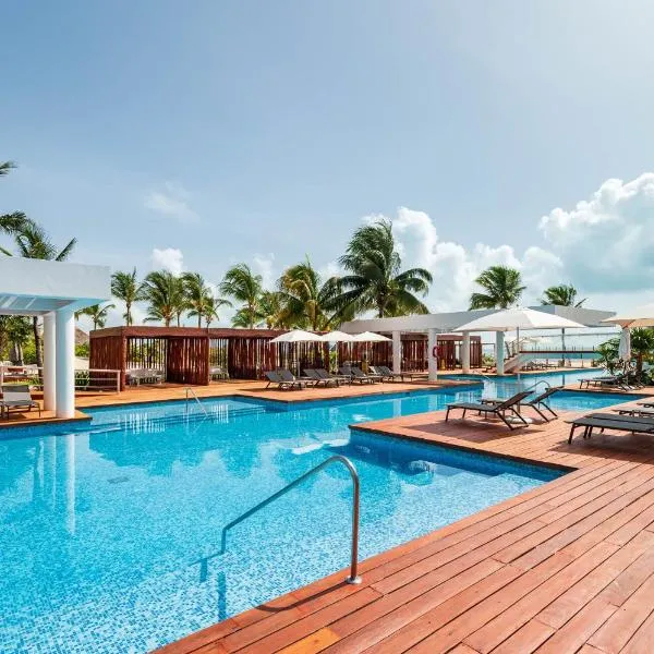 La Amada, Private Terrace Penthouse in Beachfront Complex，位于坎昆的酒店
