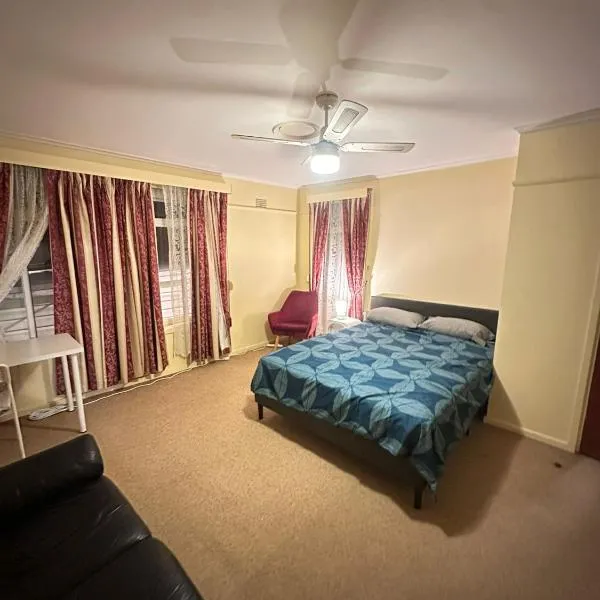 Spacious Queen Room in Comfortable Home - KV7，位于Kellyville的酒店