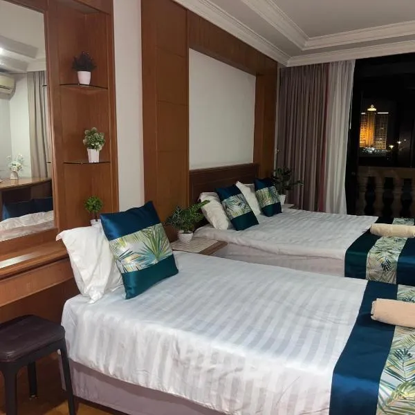 Riverbank Suites - River View Level 11, Sleeps 7，位于Kampung Boyan的酒店