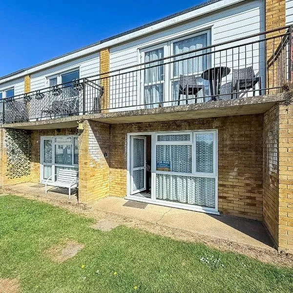 5 Berth Chalet To Hire In Hemsby Near Hemsby Beach Ref 18117B，位于赫姆斯比的酒店