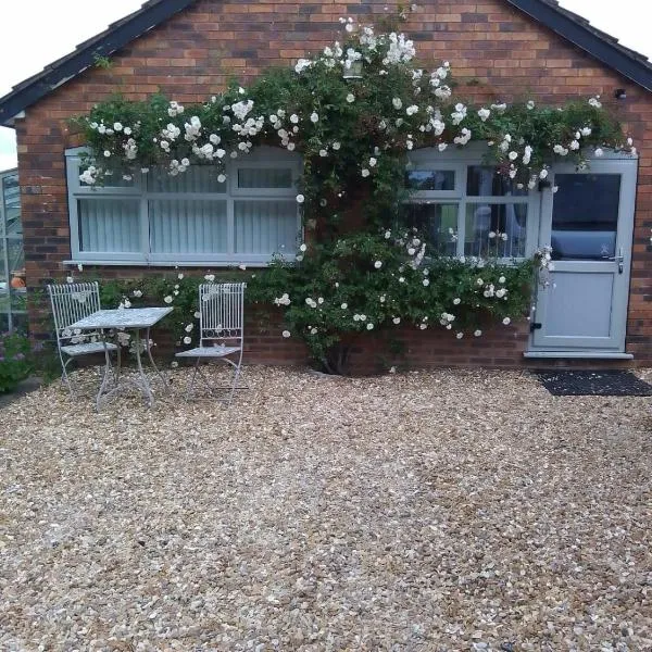 The Garden Room, 1 Heath Cottage，位于克努斯福德的酒店
