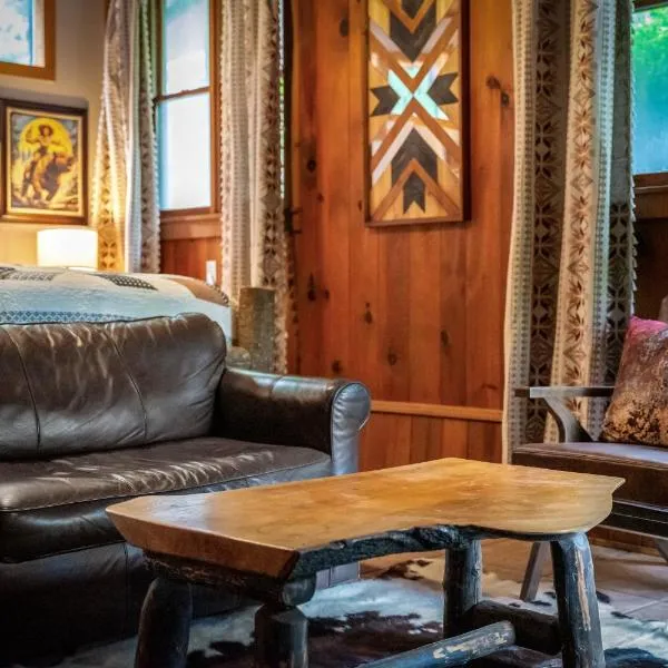 North 40 Lodge and Cabin，位于Clarkesville的酒店